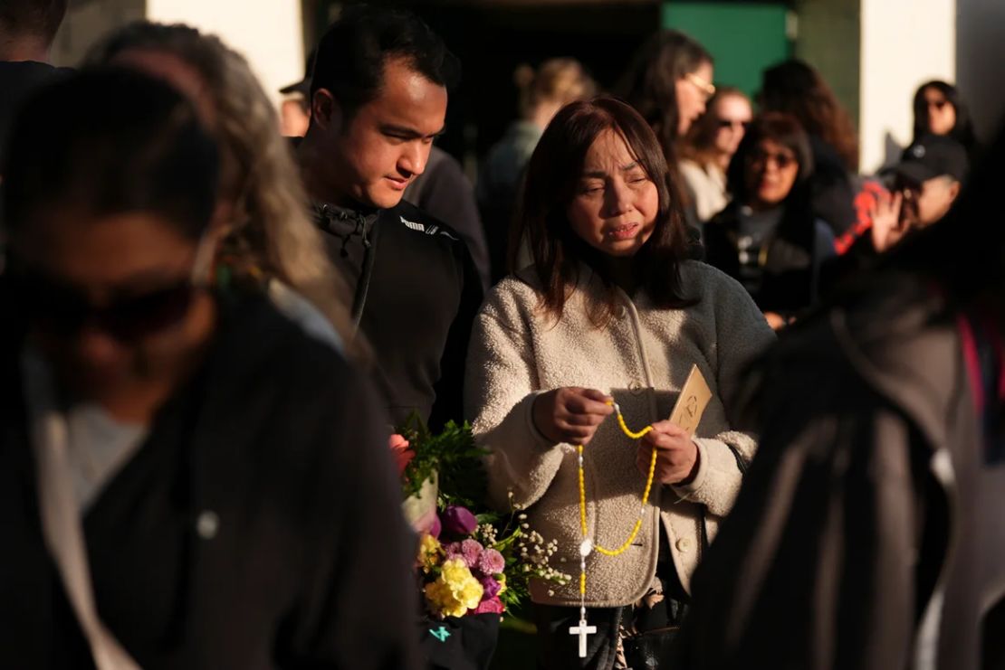 Los dolientes asisten a una vigilia en Vancouver, Canadá, el 27 de abril después de que un vehículo atropellara a una multitud durante un festival de la herencia filipina.