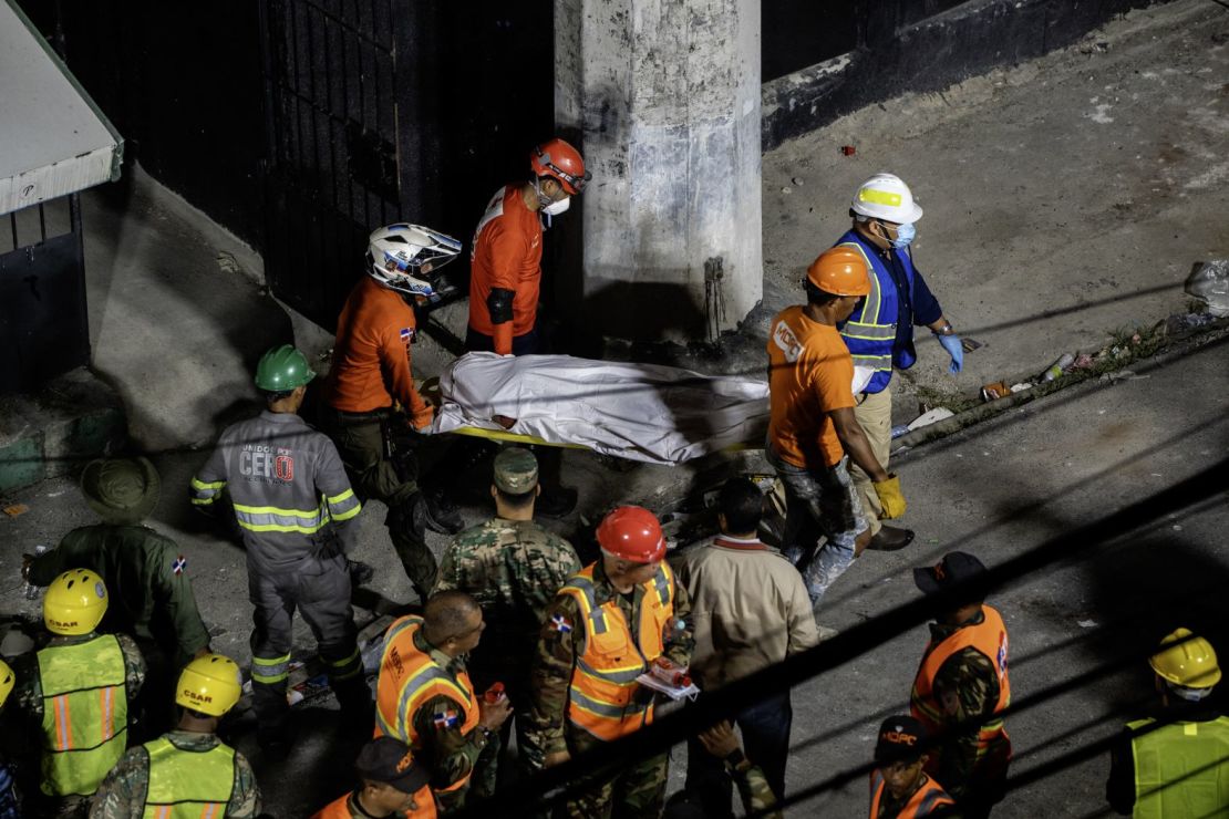 Los equipos de rescate trasladan un cuerpo del lugar del derrumbe el martes.
