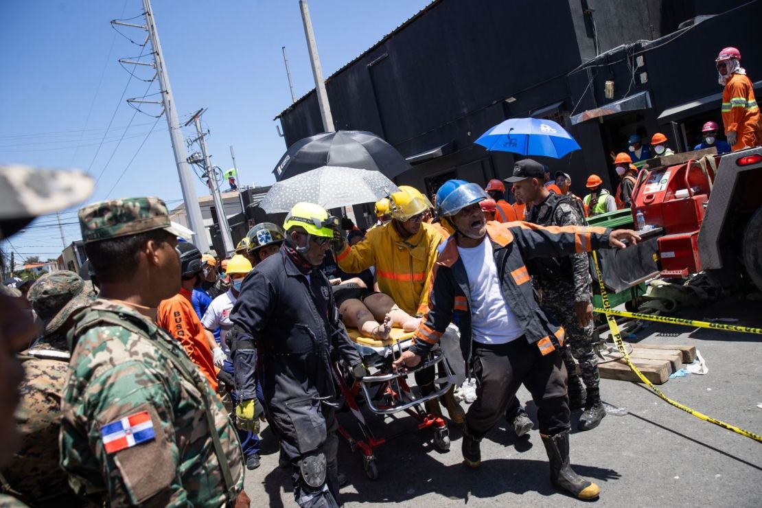  de los servicios de bomberos y rescate evacuan a una persona herida el martes.