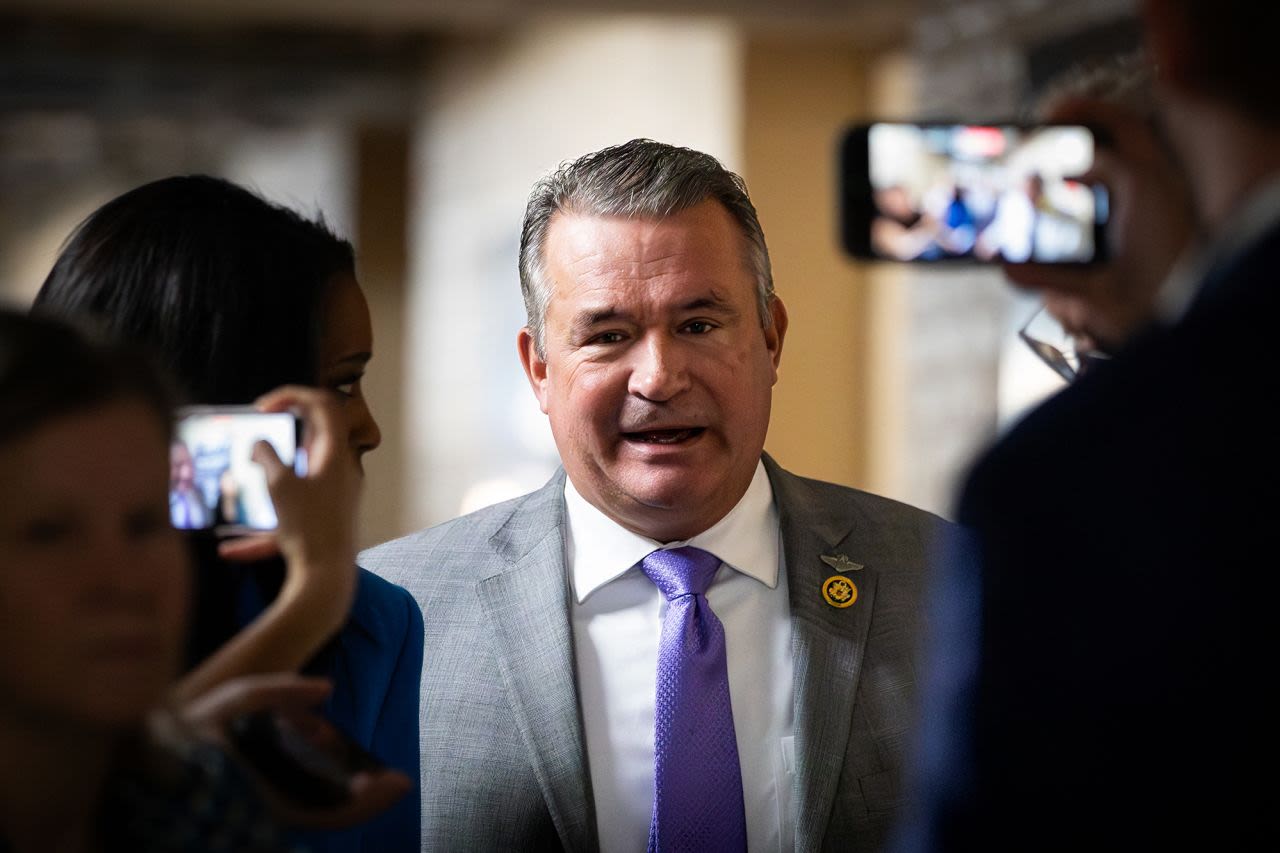 El representante Don Bacon habla con periodistas en Washington, DC, en abril de 2024.