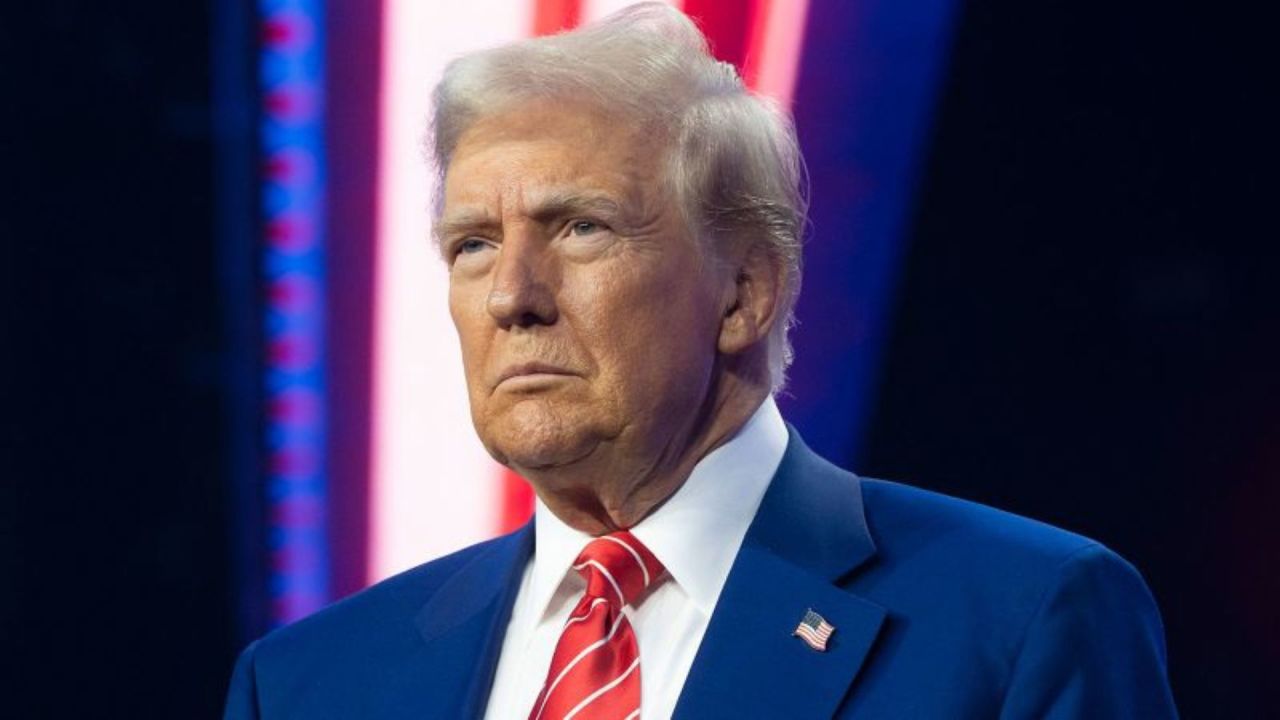 El presidente electo de Estados Unidos, Donald Trump, observa durante el AmericaFest de Turning Point USA en el Centro de Convenciones de Phoenix el 22 de diciembre de 2024 en Phoenix, Arizona.