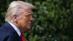 El presidente de Estados Unidos, Donald Trump, da la bienvenida a los campeones nacionales de fútbol americano universitario de 2025 de la Universidad Estatal de Ohio a la Casa Blanca durante una ceremonia en el jardín sur el 14 de abril de 2025 en la ciudad de Washington.