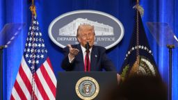 El presidente de Estados Unidos, Donald Trump, gesticula mientras habla en el Departamento de Justicia el 14 de marzo de 2025 en Washington.