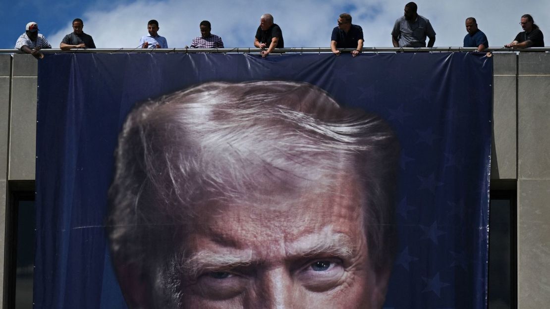 Los trabajadores cuelgan una gran foto del presidente de EE.UU., Donald Trump, en lo alto de la sede del Departamento de Trabajo, en la ciudad de Washington, el 27 de agosto.