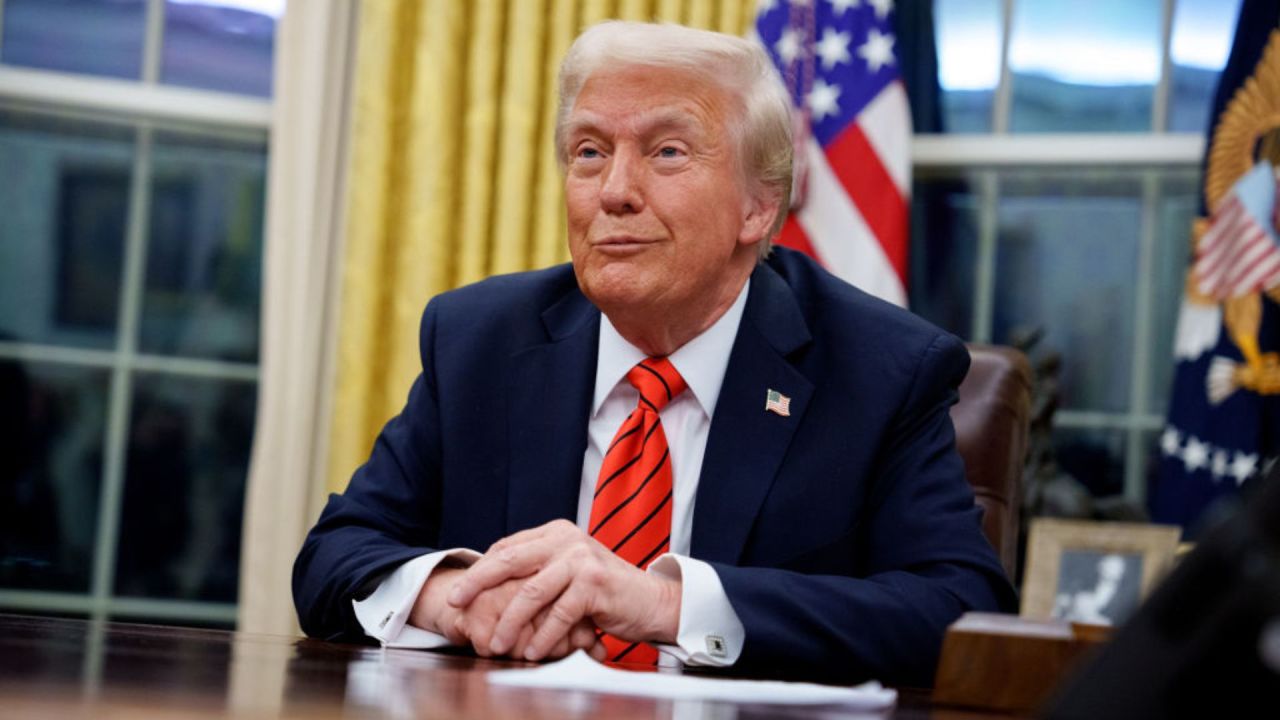 El presidente Donald Trump reacciona a una pregunta de un periodista después de firmar una serie de decretos que incluyen aranceles del 25% al ​​acero y al aluminio, un indulto al exgobernador de Illinois Rod Blagojevich, un decreto relacionado con la Ley de Prácticas Corruptas en el Extranjero y un decreto para que el Gobierno federal deje de usar pajitas de papel y comience a usar pajitas de plástico en la Oficina Oval de la Casa Blanca el 10 de febrero de 2025 en Washington.