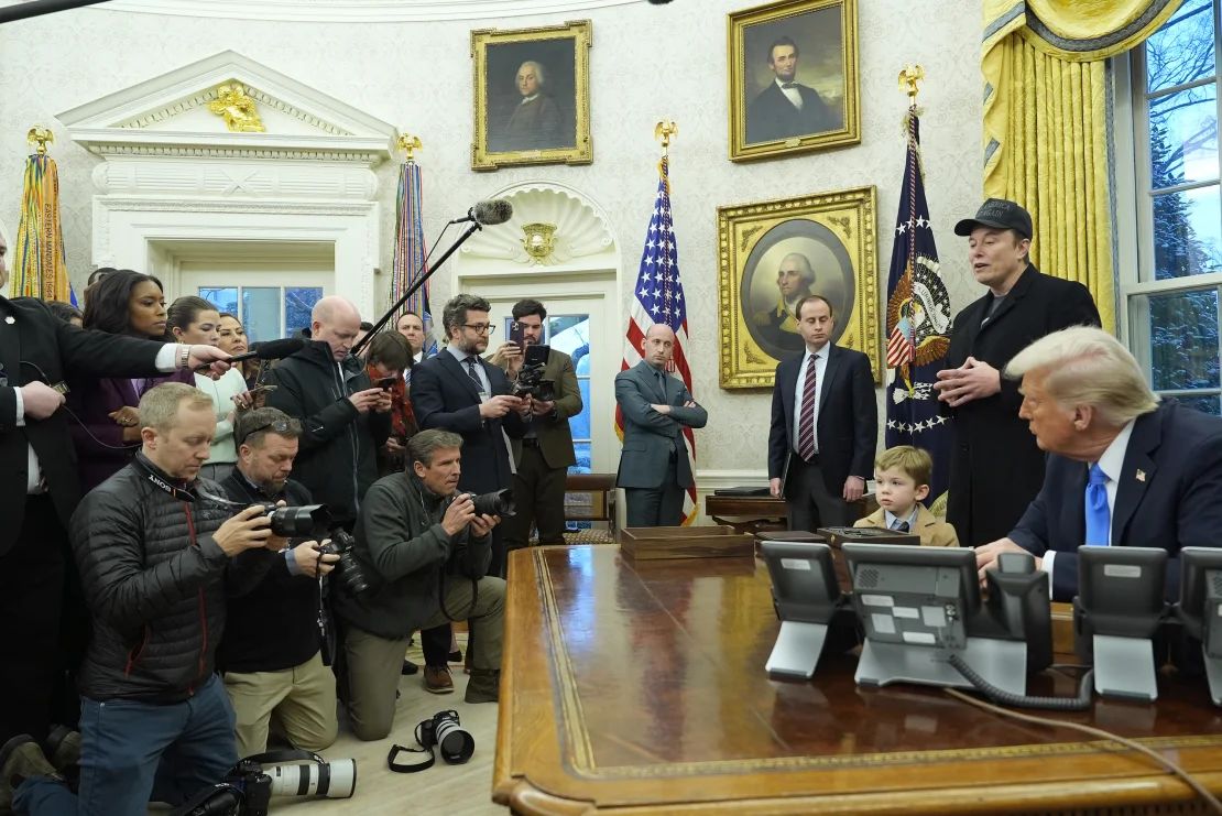 Elon Musk habla durante un acto en el Despacho Oval ante el presidente Donald Trump y el hijo de Musk, X Æ A-Xii, el martes 11 de febrero de 2025, en Washington.