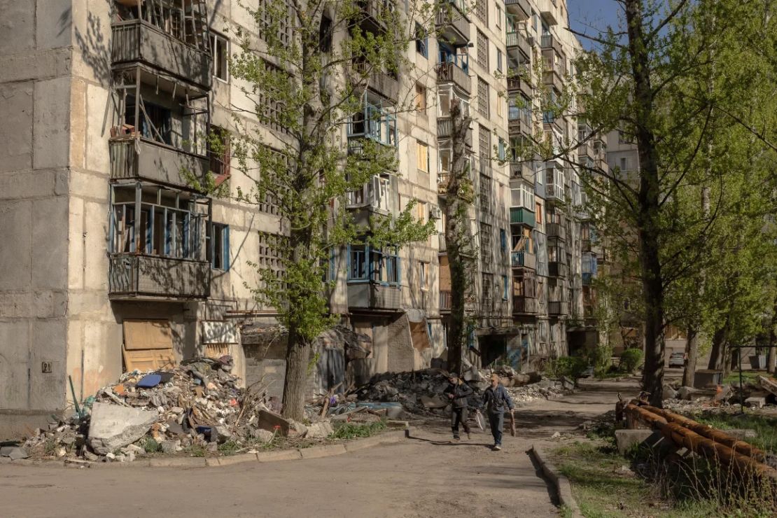 La gente camina por un barrio residencial que ha sido gravemente dañado por los ataques aéreos en Kostyantynivka, en la región oriental de Donetsk, el 20 de abril de 2025.