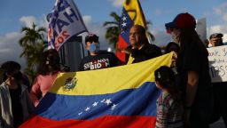 Gente se reúne frente al restaurante El Arepazo para mostrar su apoyo a una orden firmada por el entonces presidente de Estados Unidos, Joe Biden, que otorga Estatus de Protección Temporal a miles de venezolanos el 9 de marzo de 2021 en Doral, Florida.