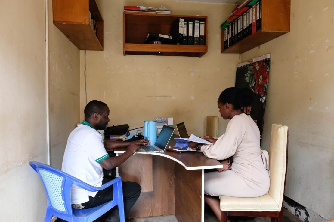 Dos miembros del equipo directivo de Uganda Young Positives, una ONG dedicada a mejorar la calidad de vida de los jóvenes que viven con el VIH/sida, continuarán trabajando para la organización en Kampala de forma voluntaria el 12 de febrero de 2025, tras los recortes en la ayuda exterior estadounidense.