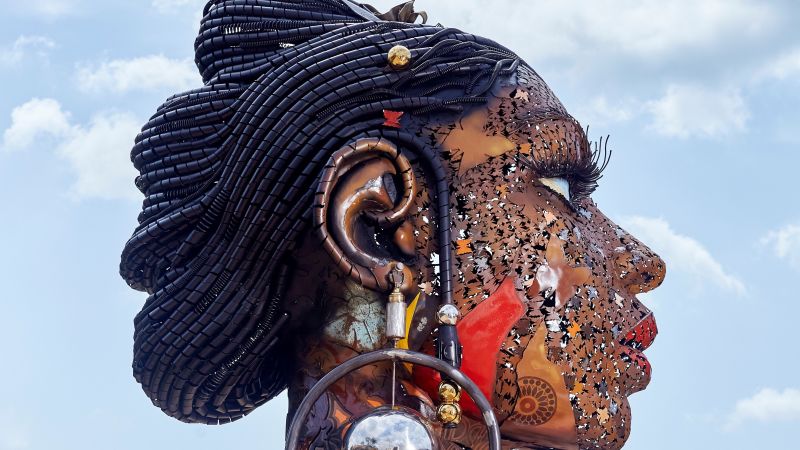 Зашеметяваща метална скулптура показва „красотата на чернокожите жени по целия свят“