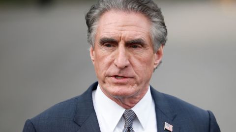 El secretario del Interior, Doug Burgum, pronuncia un discurso frente a la Casa Blanca el 19 de marzo de 2025 en Washington, D. C. El presidente Donald Trump y  de su istración se reunieron con un grupo de ejecutivos del sector del petróleo y el gas para hablar sobre la producción energética estadounidense.