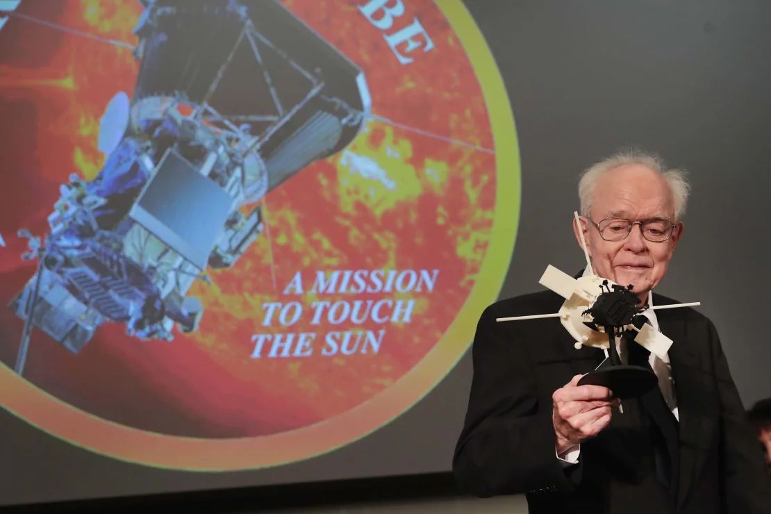 El Dr. Eugene Parker aparece en la fotografía con un modelo de la sonda solar Parker el 31 de mayo de 2017.