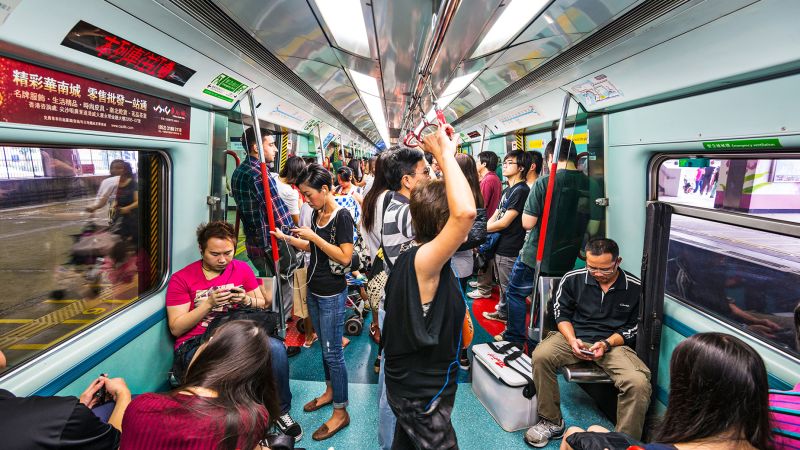 Пренаселено, горещо, шумно, забързано – системите на метрото могат да