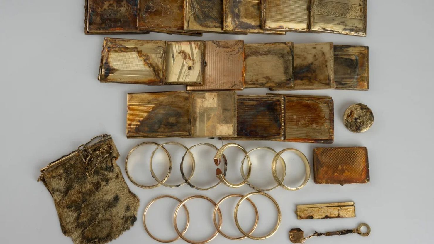 Los excursionistas encontraron un alijo de 598 monedas de oro y otros artículos por un valor de al menos US$ 360.000 en el norte de la República Checa, pero su origen no está claro.