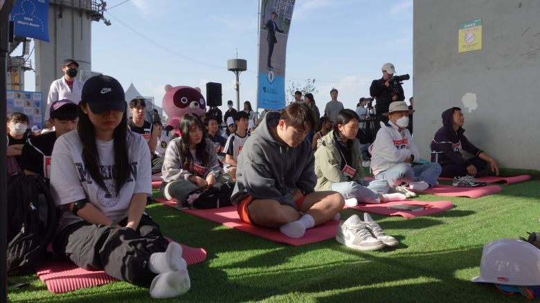 More than 100 people gathered to do absolutely nothing in the annual Space-out competition held on Sunday in Seoul.
