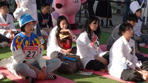More than 100 people gathered to do absolutely nothing in the annual Space-out competition held on Sunday in Seoul.