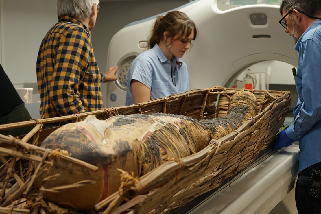 Investigadores del Museo Field escanean un individuo momificado exhibido en la exposición "Dentro del Antiguo Egipto". (Morgan Clark/Museo Field)