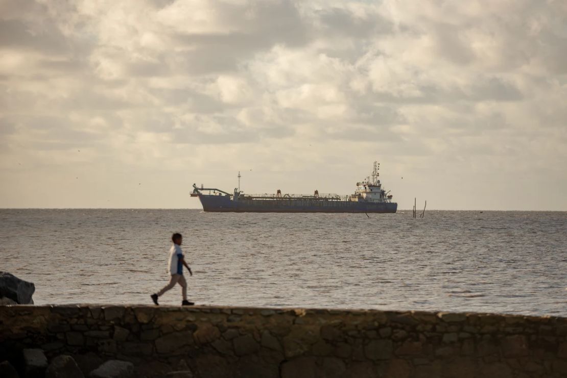 Un barco navega frente a la costa de Georgetown, Guyana, el 9 de marzo de 2025.