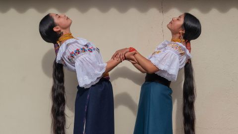 Yarina and Estefanía: Embracing Heritage. For us, hair is more than strands; it symbolizes life, a legacy that has taken a lifetime to cherish. It's a precious treasure, akin to the radiant rays of the sun—an intricate link between spiritual nature and human essence. In the Andean world, our rituals and actions hold deep theoretical roots; for instance, the timing of haircuts in sync with the lunar cycle is intricately tied to the rhythms of harvests. The years dedicated to nurturing and growing our hair serve as profound lessons in patience and respect.