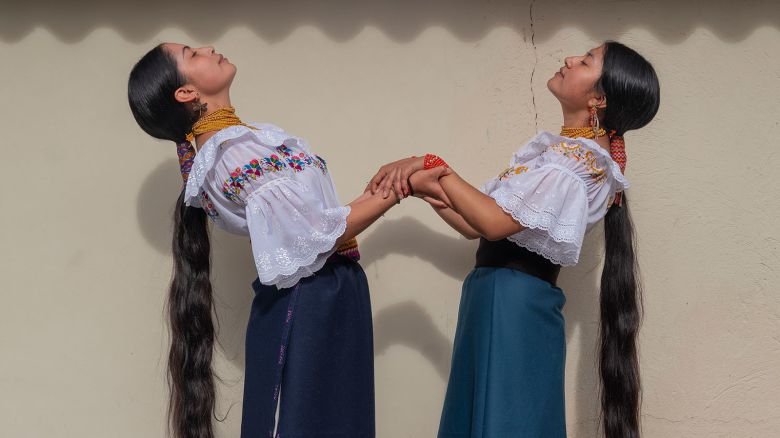 Yarina and Estefanía: Embracing Heritage. For us, hair is more than strands; it symbolizes life, a legacy that has taken a lifetime to cherish. It's a precious treasure, akin to the radiant rays of the sun—an intricate link between spiritual nature and human essence. In the Andean world, our rituals and actions hold deep theoretical roots; for instance, the timing of haircuts in sync with the lunar cycle is intricately tied to the rhythms of harvests. The years dedicated to nurturing and growing our hair serve as profound lessons in patience and respect.