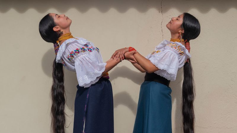 В планините на Еквадор, търсенето на фотограф за ултра-дълга коса 