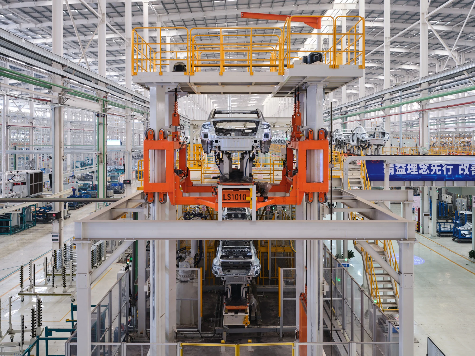 Edward Burtynsky's photo "BYD Manufacturing Facility #1" was shot in one of Chinese car giant BYD's factories in Changzhou, Jiangsu Province. Edward Burtynsky | Source: CNN