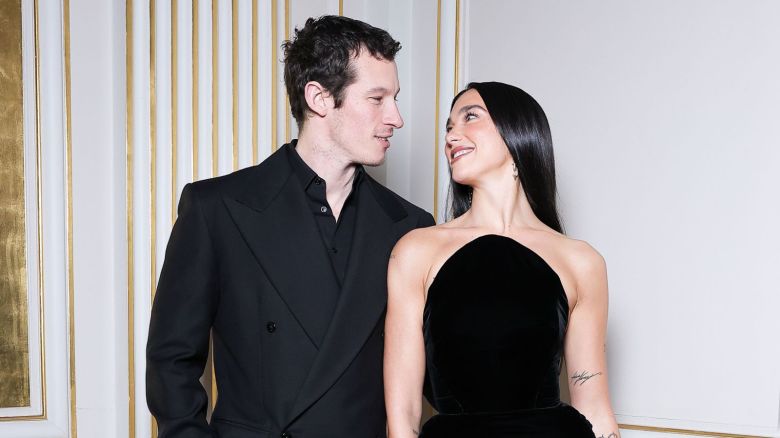 Callum Turner y Dua Lipa en enero.