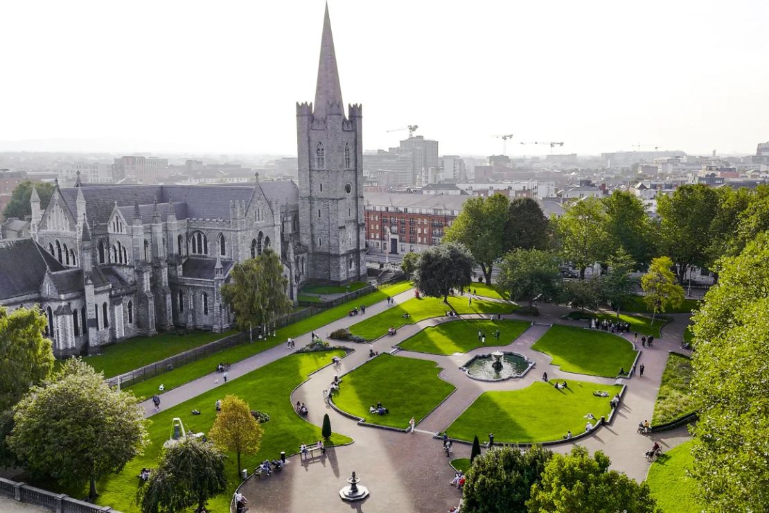 Los expertos en viajes están viendo ofertas en vuelos a Dublín, Irlanda, hogar del Parque de San Patricio.