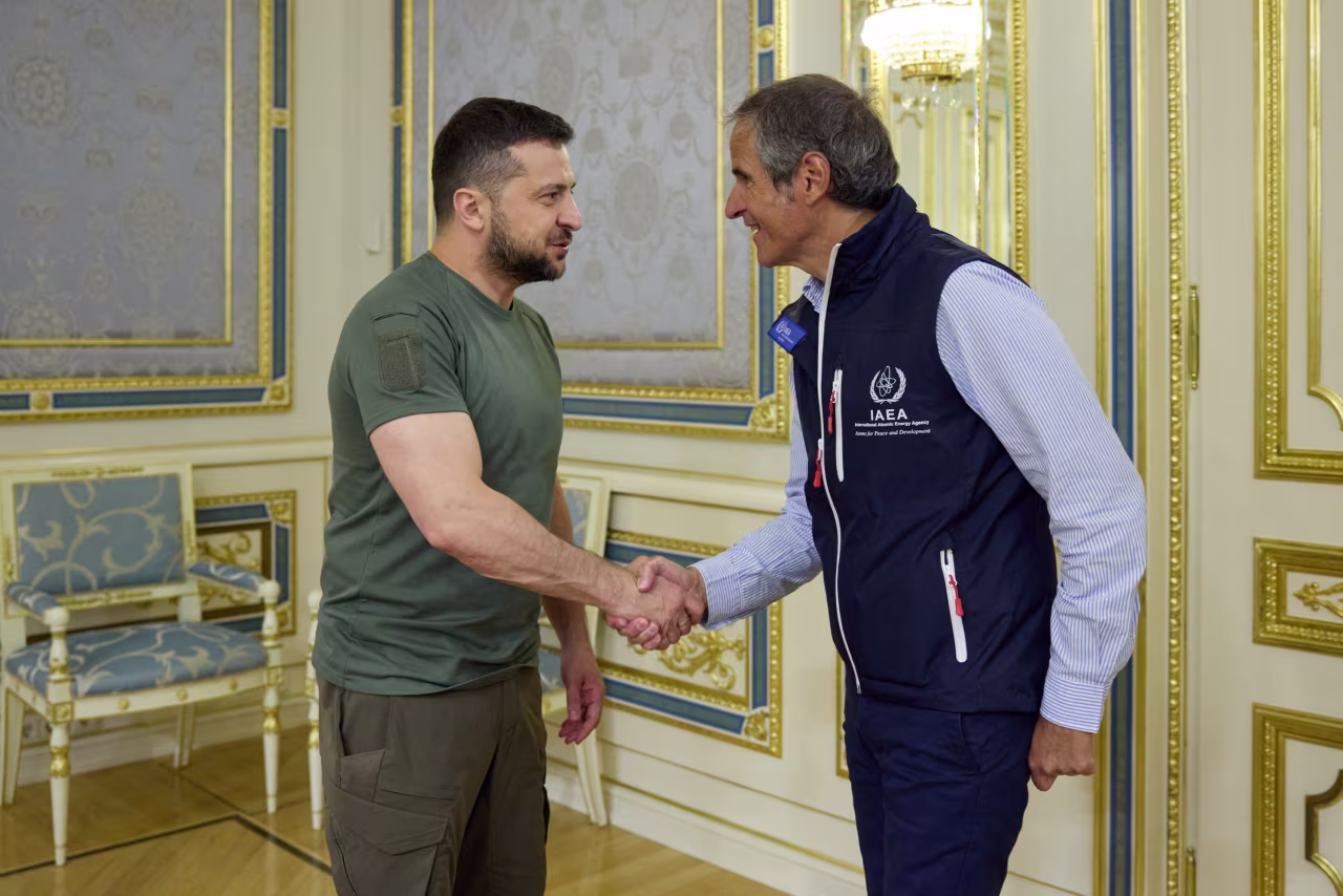 Ukraine's President Volodymyr Zelenskiy shakes hands with International Atomic Energy Agency (IAEA) Director General Rafael Mariano Grossi in Kyiv on August 30. 