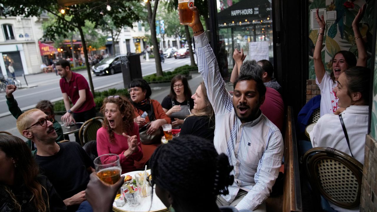 La gente reacciona a las predicciones de resultados en París. 