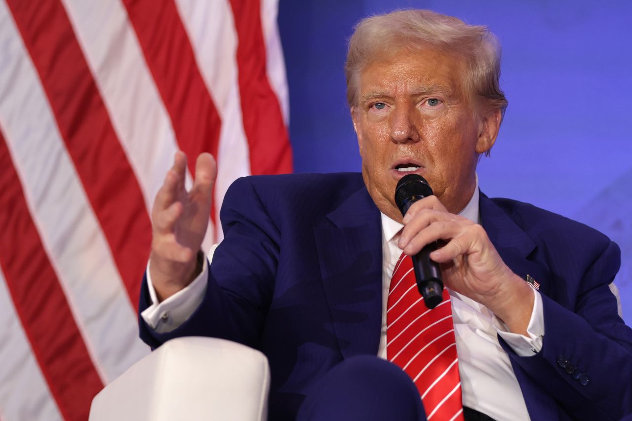 El expresidente Donald Trump habla durante la Cumbre Nacional Joyful Warriors 2024 el 30 de agosto en Washington. (Alex Wong/Getty Images)