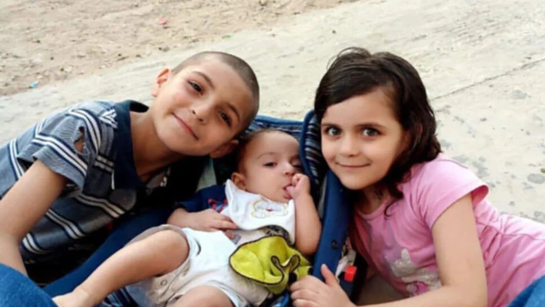Adam al Najjar (izquierda), único hijo sobreviviente de la familia Al Najjar, fotografiado con sus hermanas Sidra (centro) y Rival (derecha), que murieron en un ataque aéreo israelí.