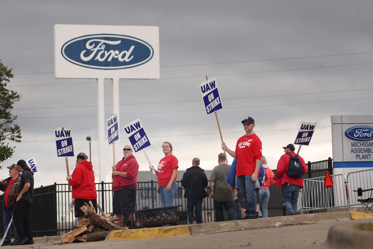 UAW workers picket outside of Ford's Wayne Assembly Plant on September 26 in Wayne, Michigan. 