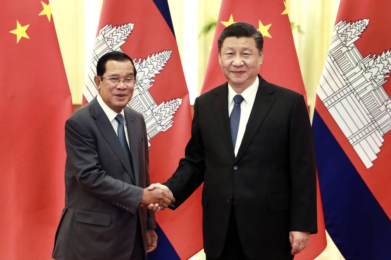 Chinese President Xi Jinping with Cambodian Prime Minister Hun Sen.