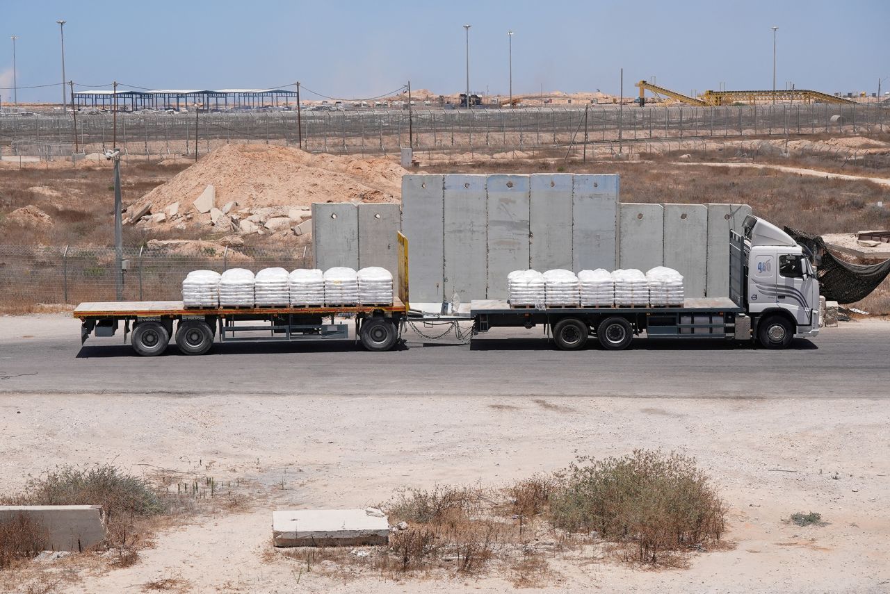 משאית הנושאת סיוע למסירה לעזה נוסעת במעבר כרם שלום בדרום ישראל, ב-17 ביוני.