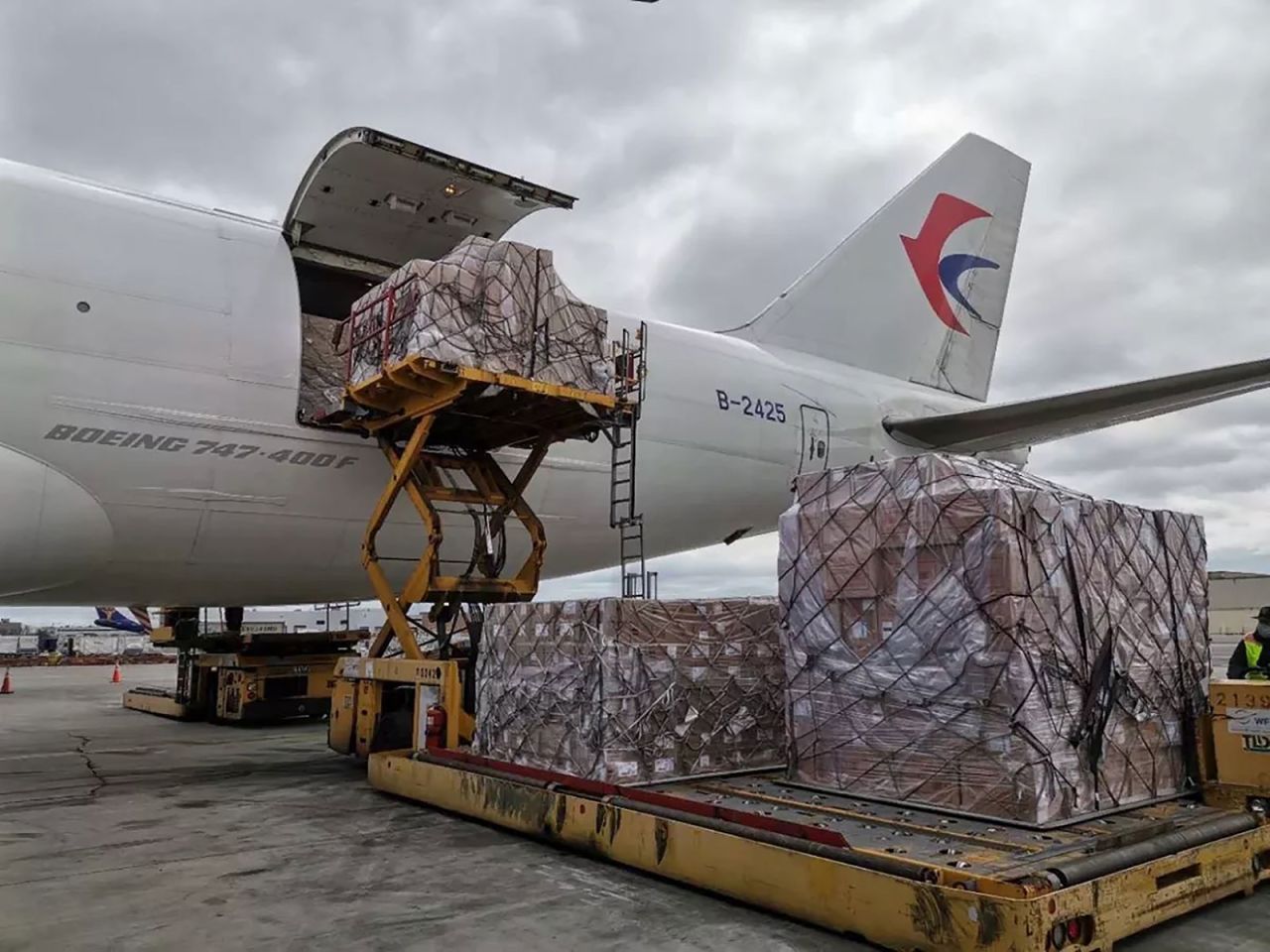 Billionaire co-founder of Alibaba Joe Tsai and his wife Clara Wu Tsai have donated 2.6 million masks, 170,000 goggles and 2,000 ventilators to New York. The donations came in two separate shipments. One arrived at Newark on April 2 and has already been distributed.