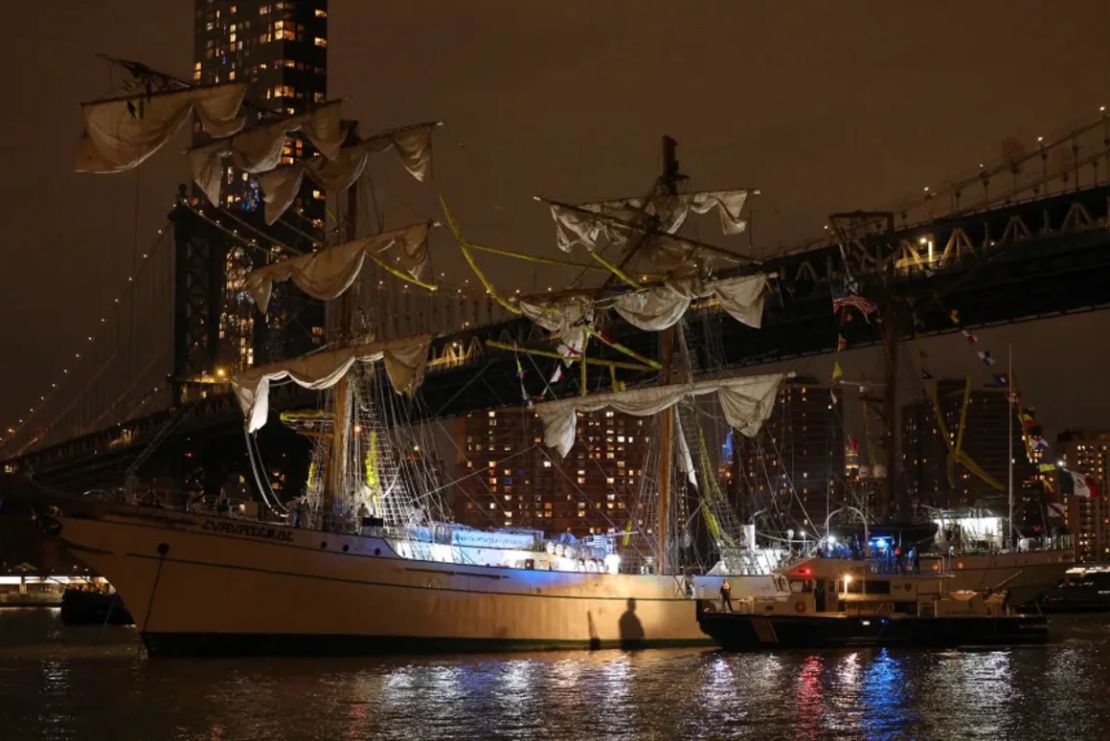 Una unidad portuaria del Departamento de Policía de Nueva York se prepara para abordar el Cuauhtémoc el sábado.