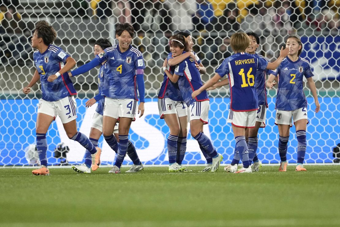 La japonesa Hinata Miyazawa, en el centro, celebra con sus compañeras de equipo tras marcar el primer gol durante el partido entre Japón y España en Wellington, Nueva Zelanda, el lunes 31 de julio.