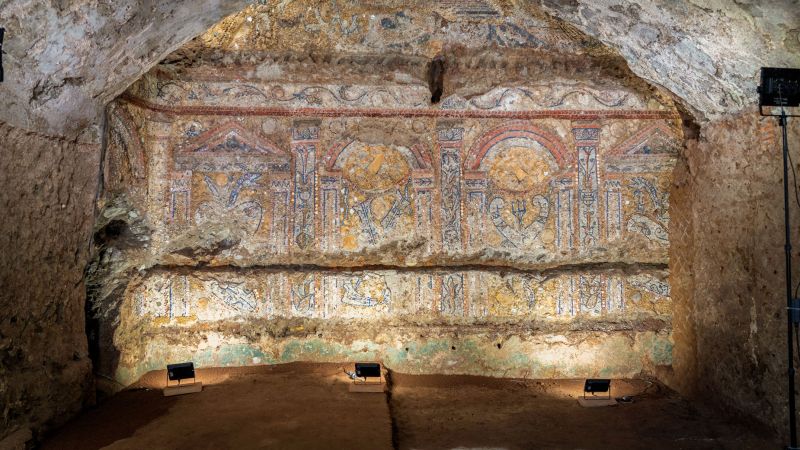 Тази 2300-годишна мозайка, изработена от черупки и корали, току-що беше открита заровена под Рим