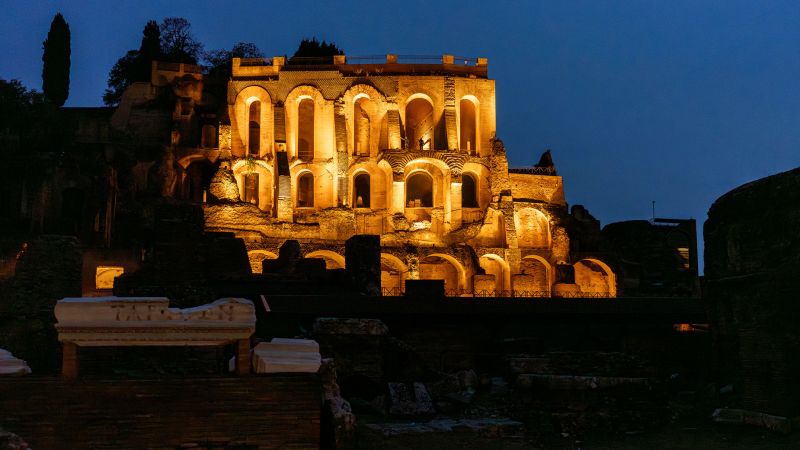 След 50 години на пренебрегване изгубеният императорски дворец в Рим