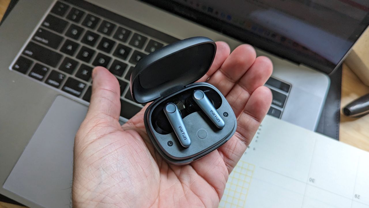 EarFun Air Pro 3 case laptop cnnu.jpg