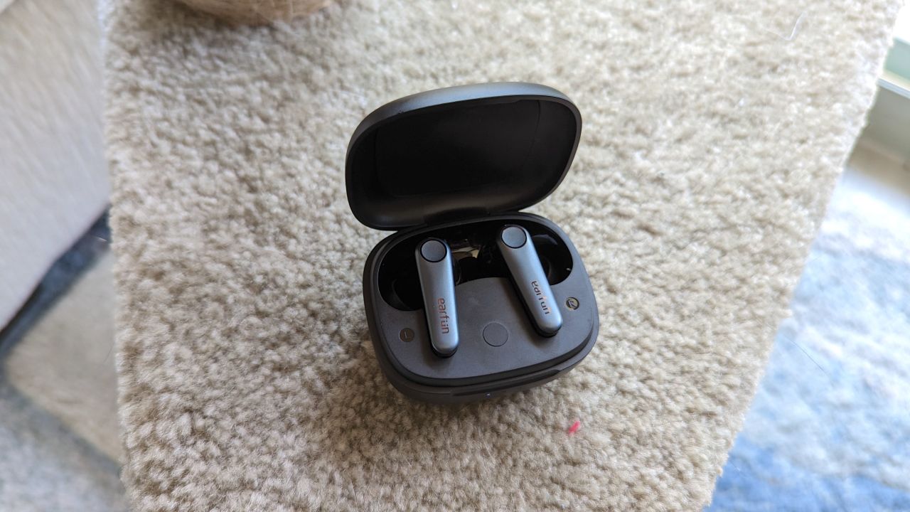 earfun air pro 3 in charging case cnnu.jpg