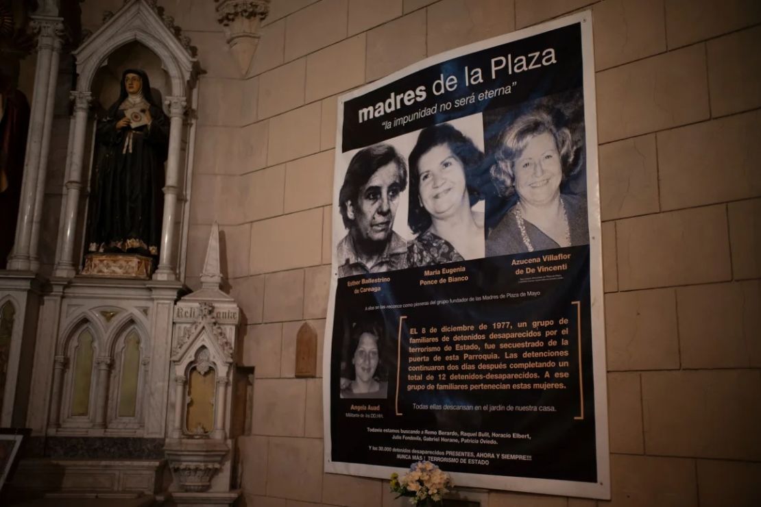 Las Madres de Plaza de Mayo y su campaña ahora son conmemoradas dentro de la Iglesia Santa Cruz.