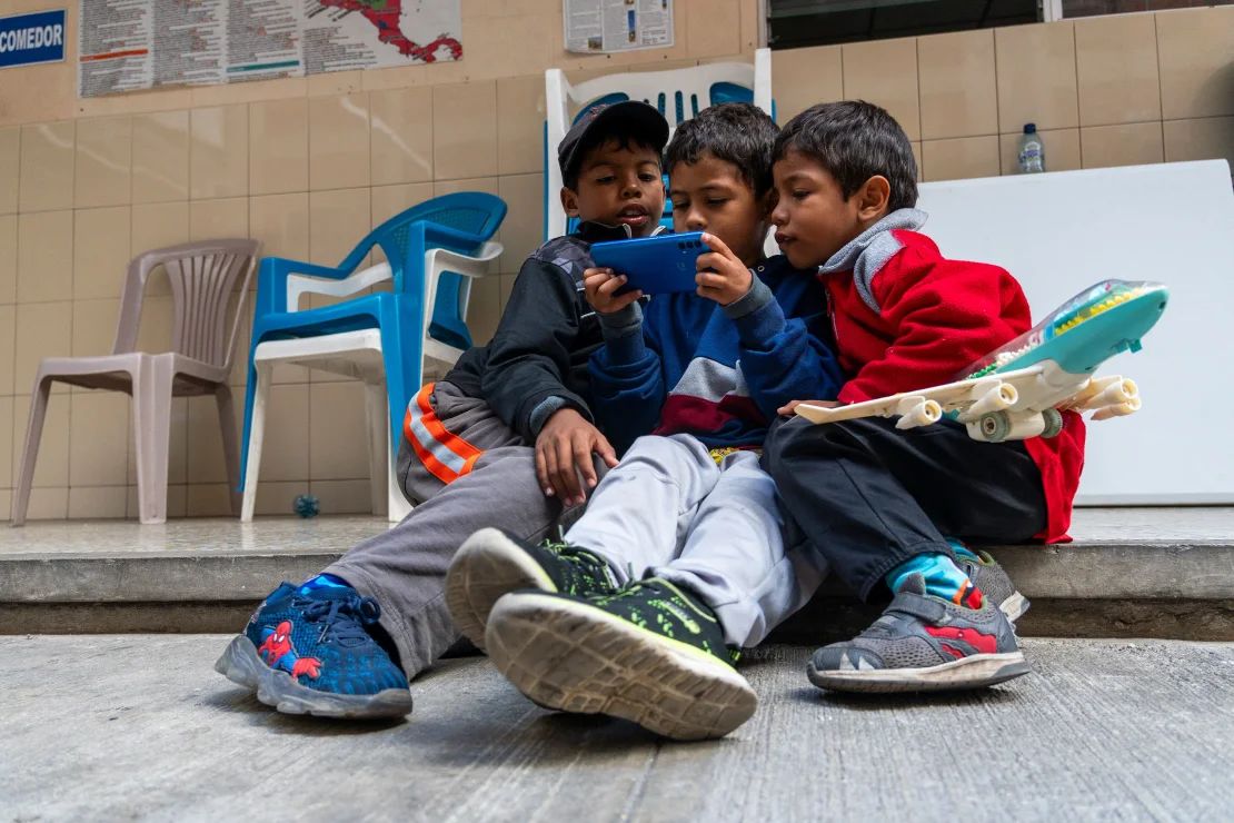 Los hijos de Manuel Rodríguez y Waleska Veliz juegan en el albergue de la Ciudad de Guatemala el miércoles.