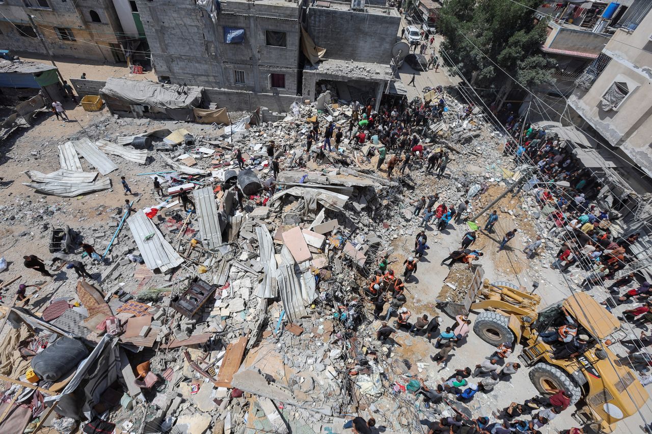 Palestinians search for casualties trapped under the rubble of of a house hit in an Israeli strike i Nuseirat refugee camp in the central Gaza Strip, May 14, 2024. REUTERS/