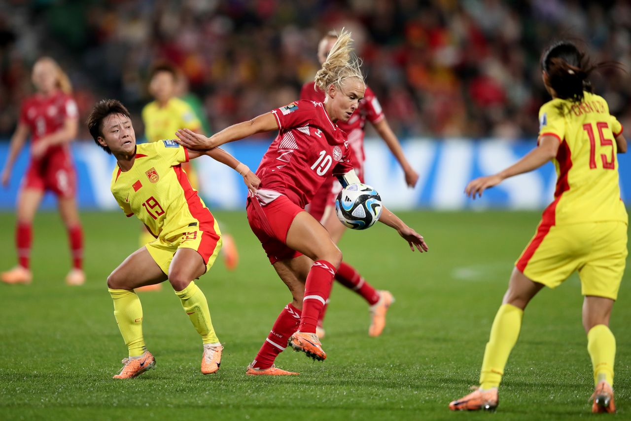 China's Zhang Linyan vies for the ball with Denmark's Pernille Harder during their match on July 22, 2023.