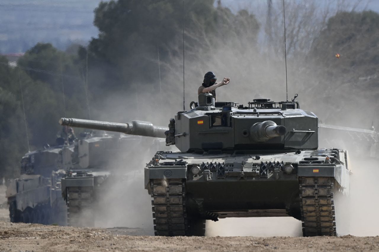Ukrainian military personnel receive armored maneuver training on German-made Leopard 2 battle tanks at the Spanish army's training centre of San Gregorio in Zaragoza on March 13, 2023.?