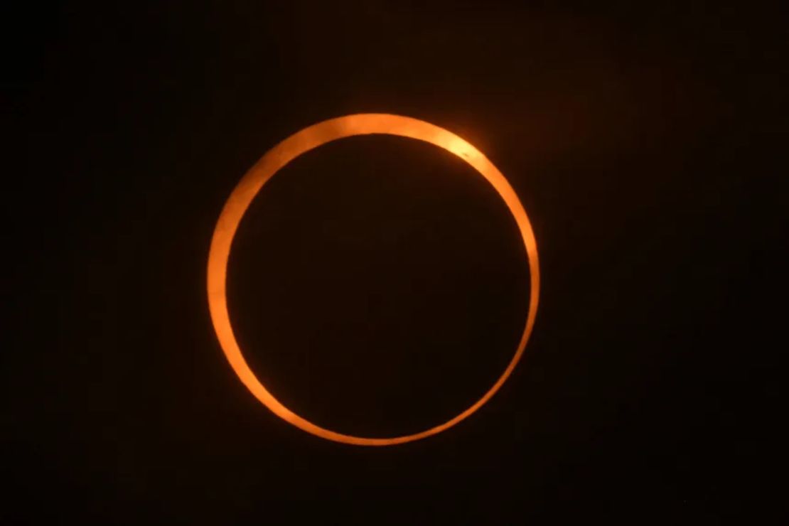 Un eclipse solar anular se produce cuando la luna pasa entre la Tierra y el sol en un punto donde la luna está cerca o en el punto más alejado de su órbita con respecto a la Tierra