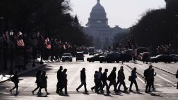 Gente cruza la Avenida Pennsylvania en la ciudad de Washington, durante la hora pico de la mañana del 20 de marzo.