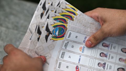 Se observan las papeletas mientras el personal electoral cuenta los votos tras el cierre de un colegio electoral durante las elecciones presidenciales en Guayaquil, Ecuador, el 9 de febrero de 2025. Unos 14 millones de ecuatorianos votaron ese domingo para elegir al próximo presidente de su país.